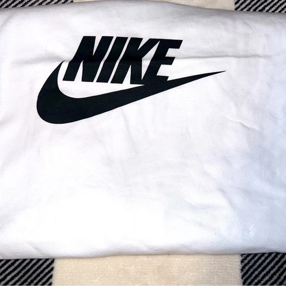 🤍NWOT ”The Nike Tee” LONG SLEEVE!🤍 - Picture 1 of 1